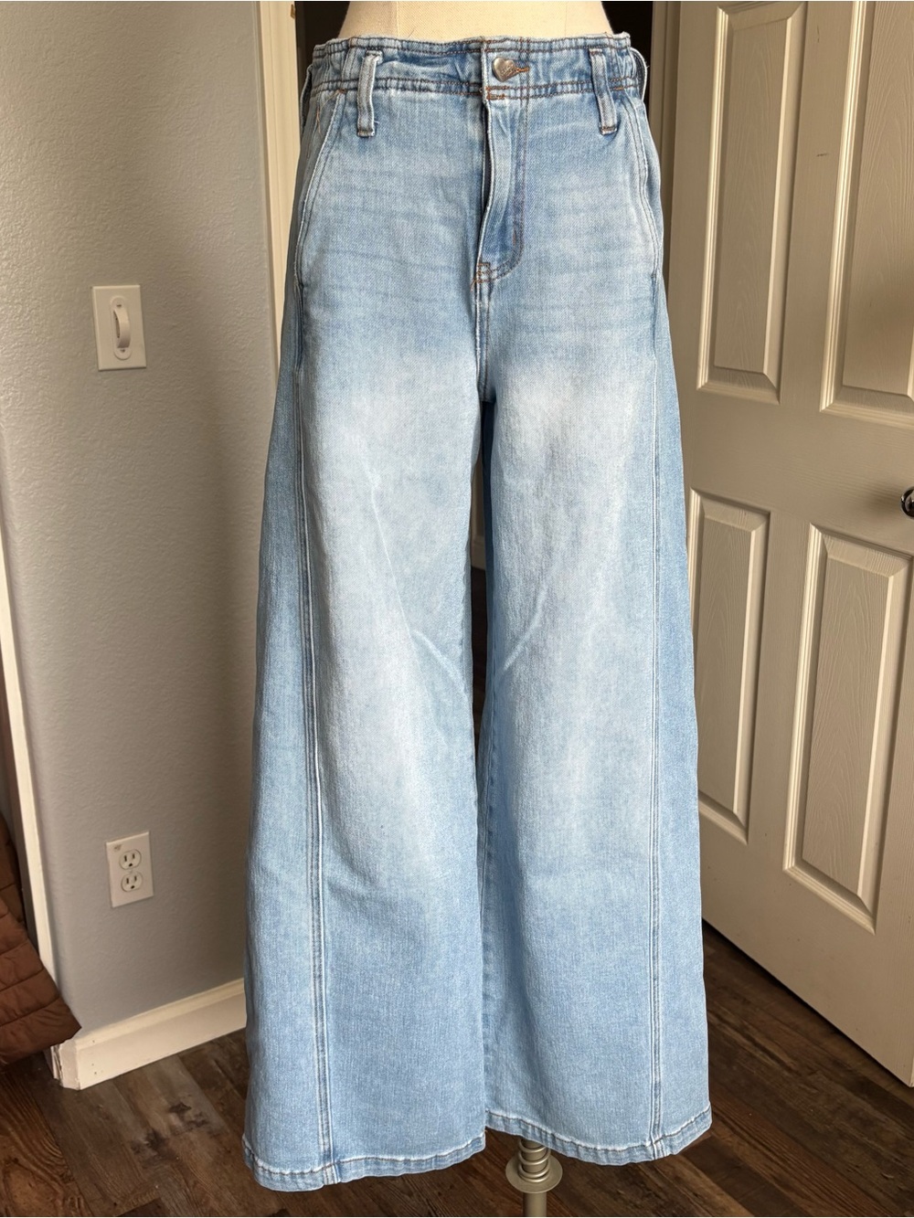 Jeans - Picture 1 of 5